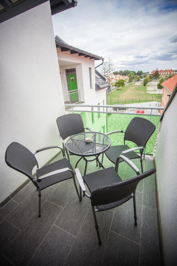 Azur Haz Gyoengyvirag Apartman Sarvar Exterior foto